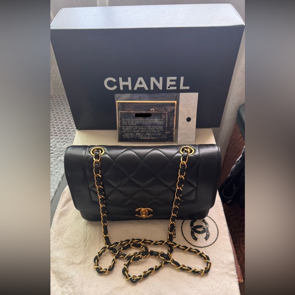 🔥🔥🔥AUTHENTIC CHANEL DIANA
Classic Black Shoulder Bag with Gold Chain Small